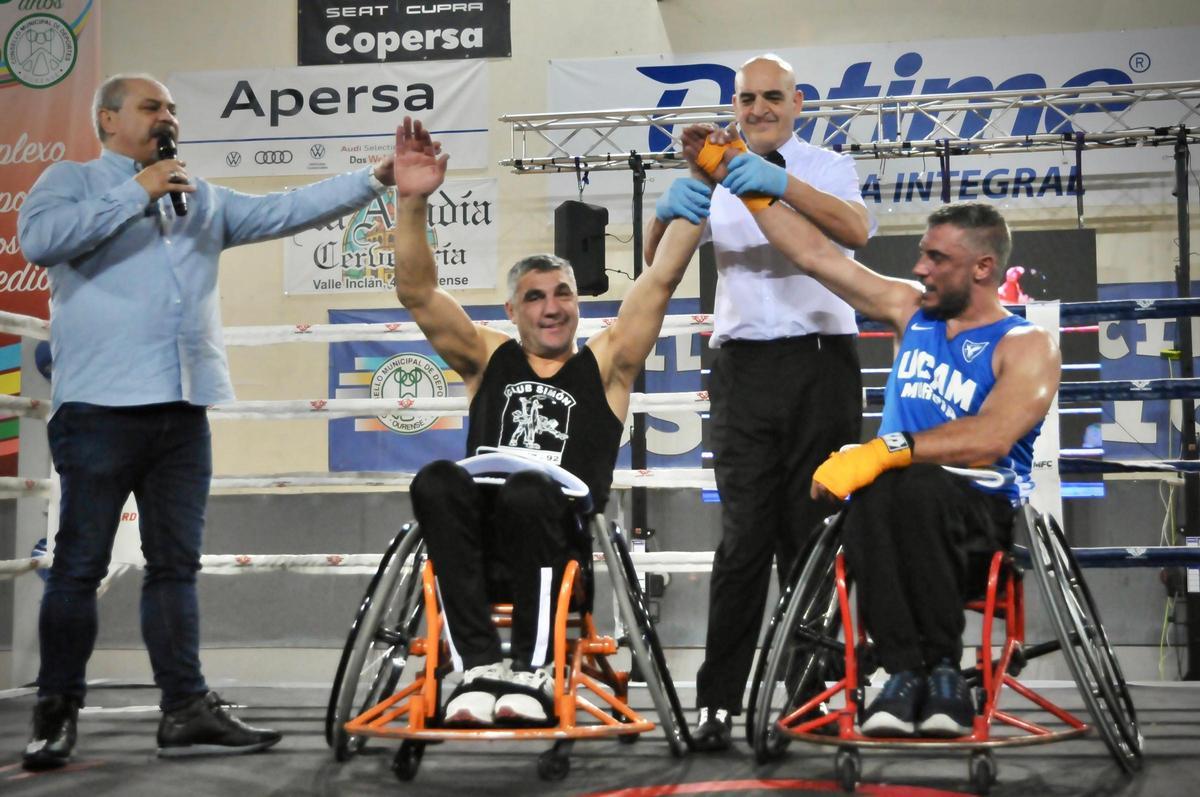 Manolo Planas, en el ring, con ambos púgiles.