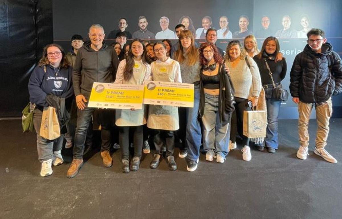 L'equip de la Joviat amb les dues pastisseres premiades