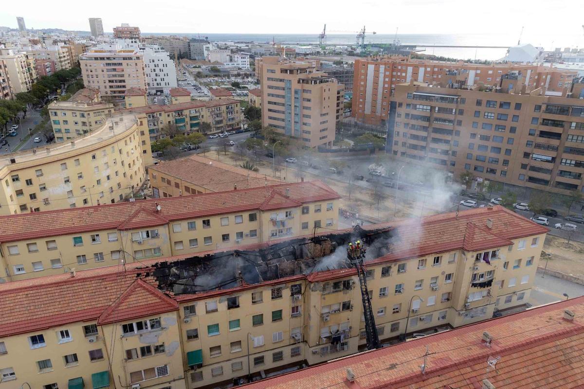 Un incendio en el barrio Miguel Hernández de Alicante deja tres vecinos y seis policías atendidos por inhalación de humo