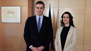 undefined51399842 spanish prime minister pedro sanchez  l  poses with liberal 200615141045