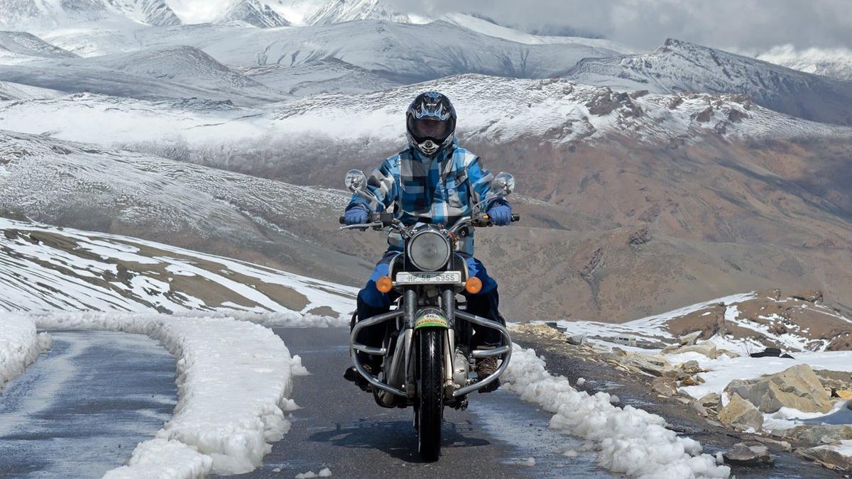 Josep Mª Torres a bordo de una moto de gran cilindrada dirante un viaje por Asia