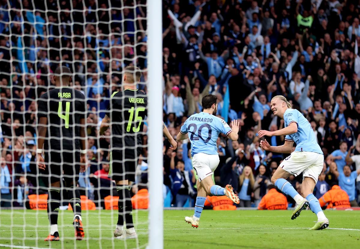 Manchester (United Kingdom), 17/05/2023.- Bernardo Silva (C) of Manchester City celebrates with teammate Erling Haaland (R) after scoring his second goal during the UEFA Champions League semi-finals, 2nd leg soccer match between Manchester City and Real Madrid in Manchester, Britain, 17 May 2023. (Liga de Campeones, Reino Unido) EFE/EPA/DAVID RAWCLIFFE