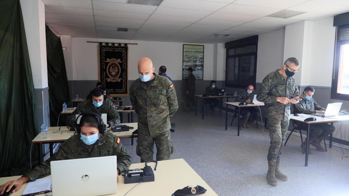 La ministra de Defensa, Margarita Robles, visita la Unidad de Vigilancia Epidemiológica en la Base &quot;Príncipe&quot; de la Brigada &quot;Almogávares&quot; VI de Paracaidistas.