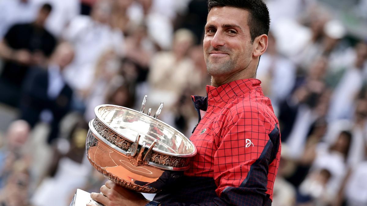 Novak Djokovic, con el trofeo de ganador de Roland Garros
