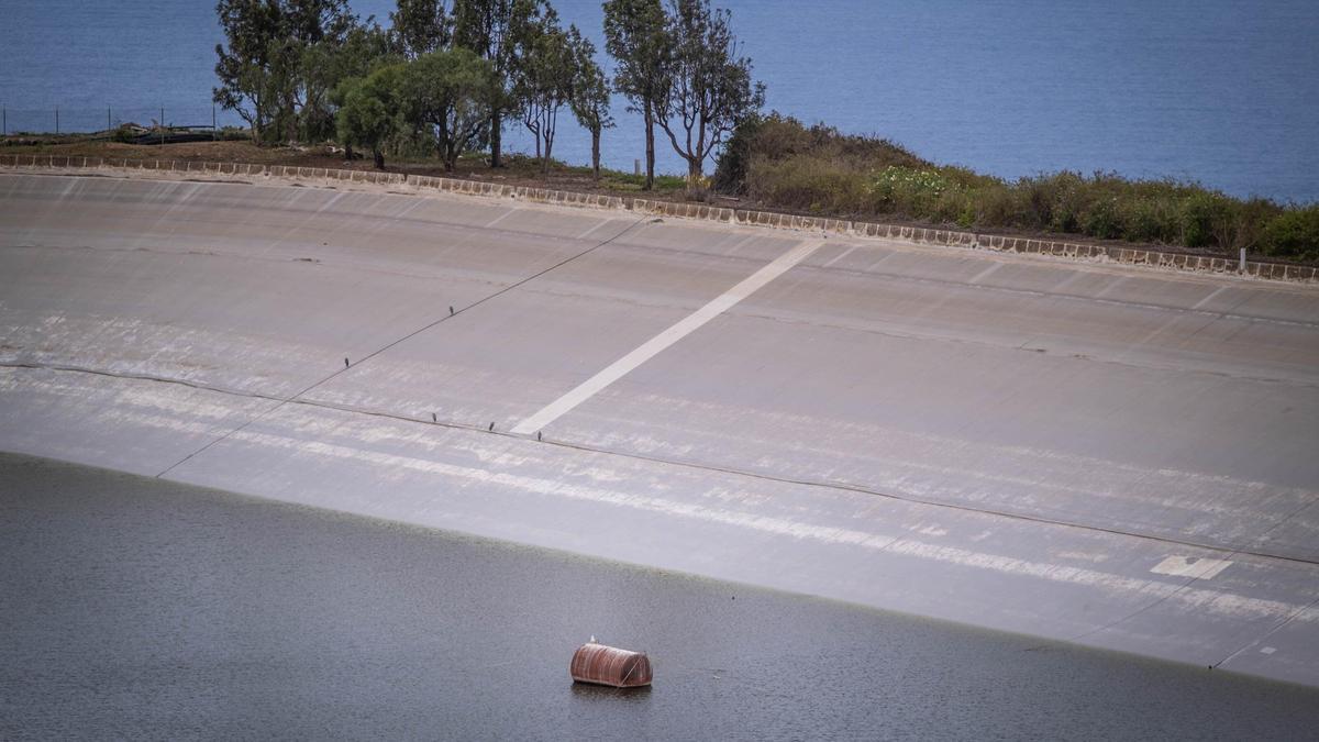 Embalse de la Cruz Santa, en el norte de Tenerife, a poco más de un 20% de su capacidad.