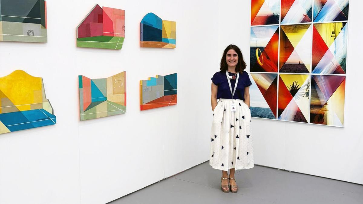 Laura González Palacios, fundadora de la galería barcelonesa Chiquita Room, en su stand en la feria 'Untitled' de Miami con obras de Març Rabal y Blanca Viñas