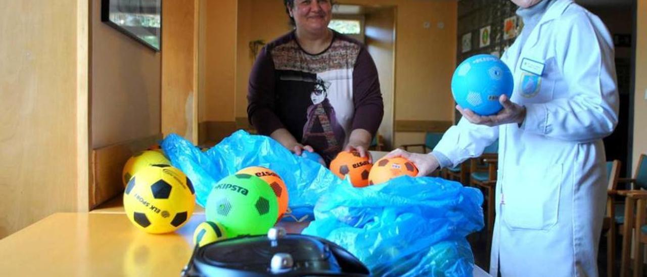 Ángeles Álvarez y María Teresa García, con el material utilizado en la residencia de Grandas de Salime.