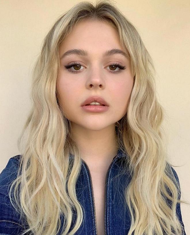 Emily Alyn Lind, la nueva protagonista del 'reboot' de 'Gossip Girl'