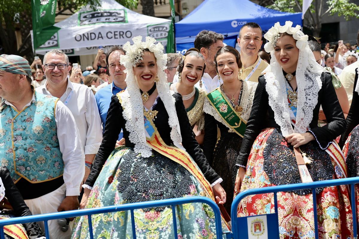 La comitiva fallera se estrena en Alicante con la mascletà de Mediterráneo