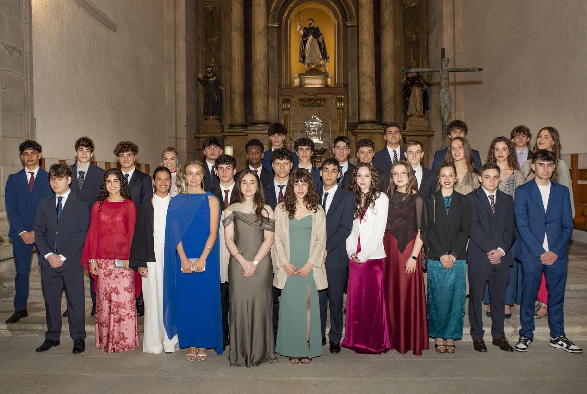 Estudiantes de segundo de Bachillerato de Dominicos durante su graduación.