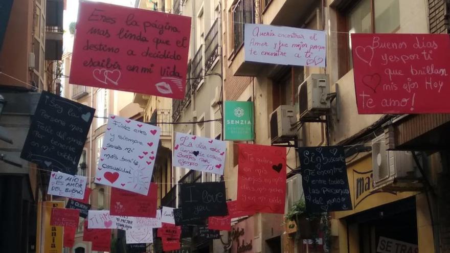 Una calle de Murcia se engalana con carteles de amor por San Valentín