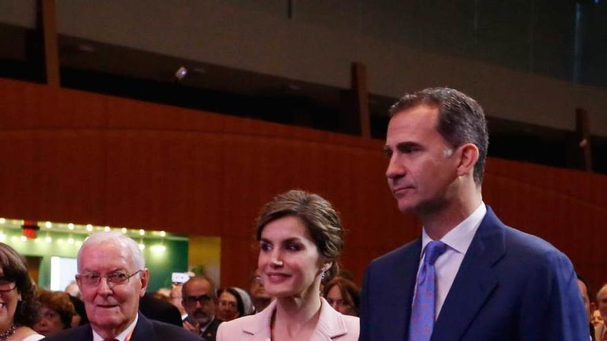 Los Reyes, presidiendo la inauguración del Congreso de la Lengua Española, que se celebra en Puerto Rico. A su lado, Víctor García de la Concha.