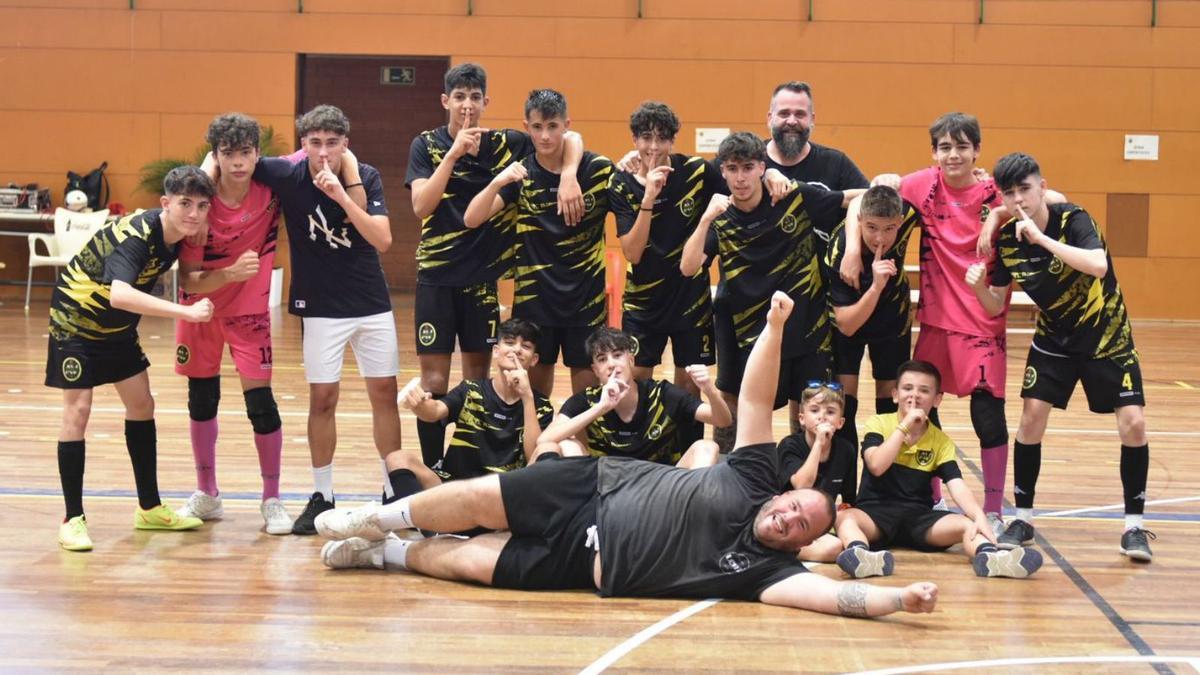 La formació cadet A del Futsal Athletic Vilatorrada va pujar a la Divisió d’Honor, aquest diumenge | @XIKU74_FOTOS_TIETA