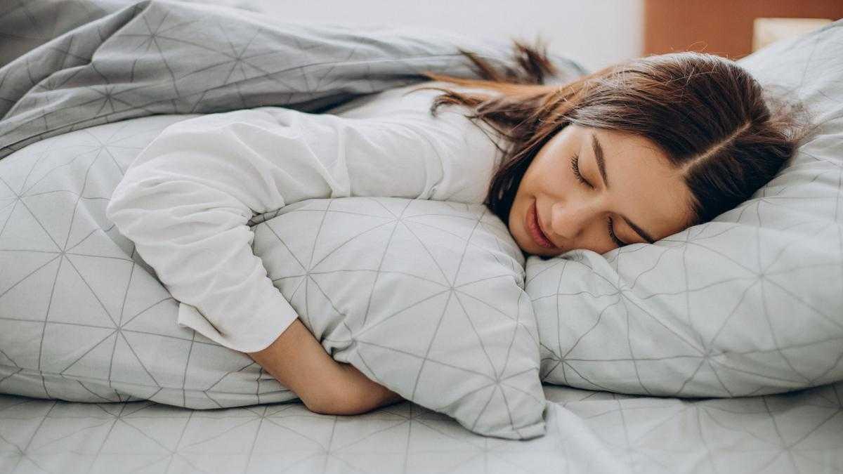 Una dona dorm al seu llit.