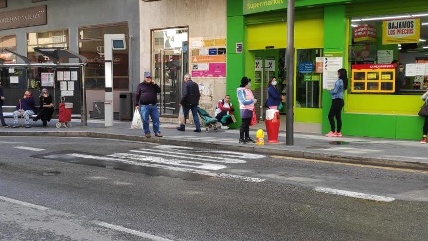 Imagen de la parada de autobús urbano del Hotel Fontana en la calle Ramón Gallud de Torrevieja/D. Pamies