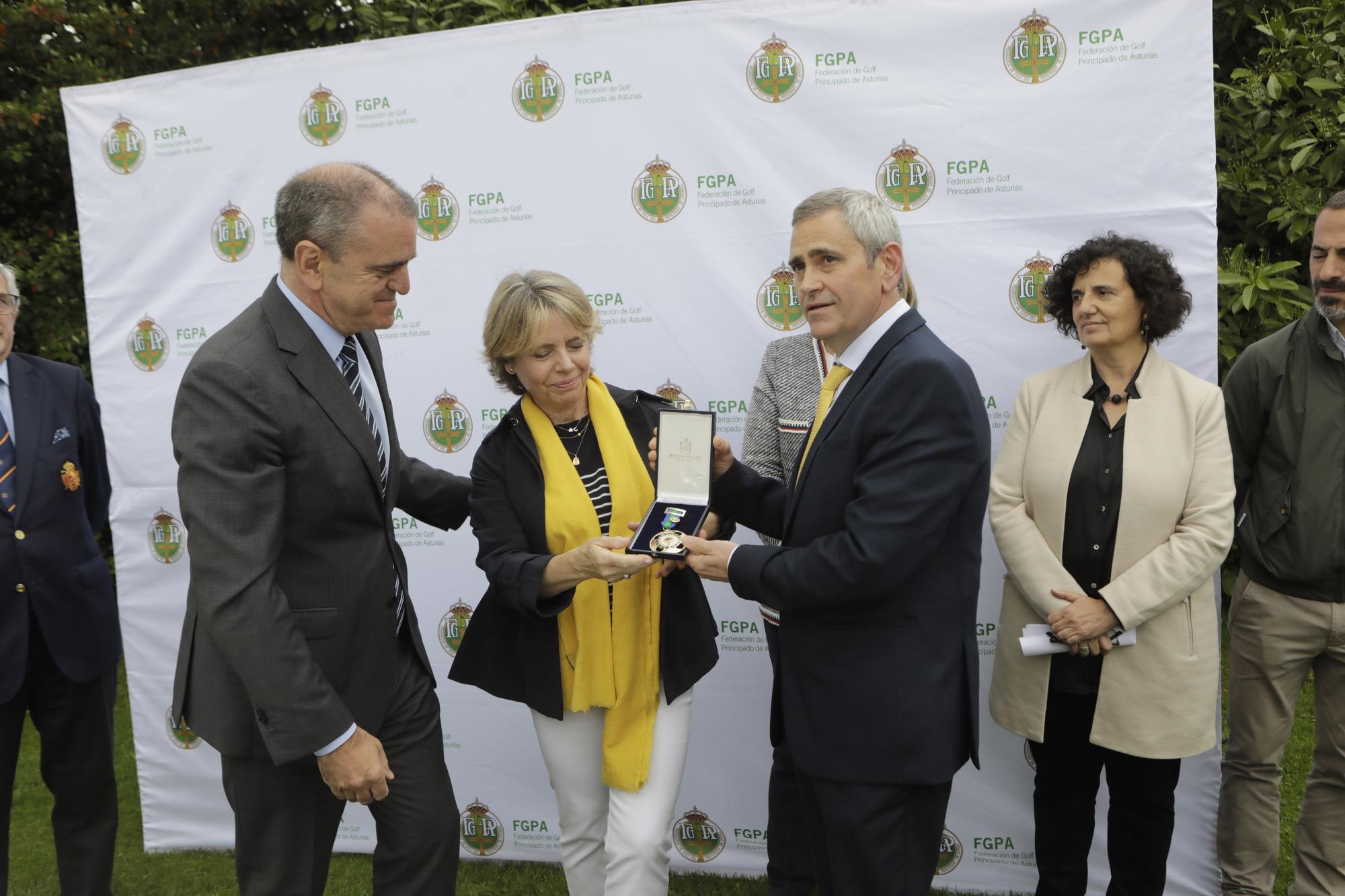 El Consejo Superior de Deportes concede la medalla de oro al mérito deportivo a la golfista Celia Barquín a título póstumo en el campo de La Barganiza, en Siero
