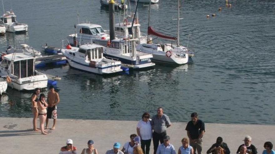 Los participantes en las jornadas, leyendo sus poemas en el puerto de Candás.