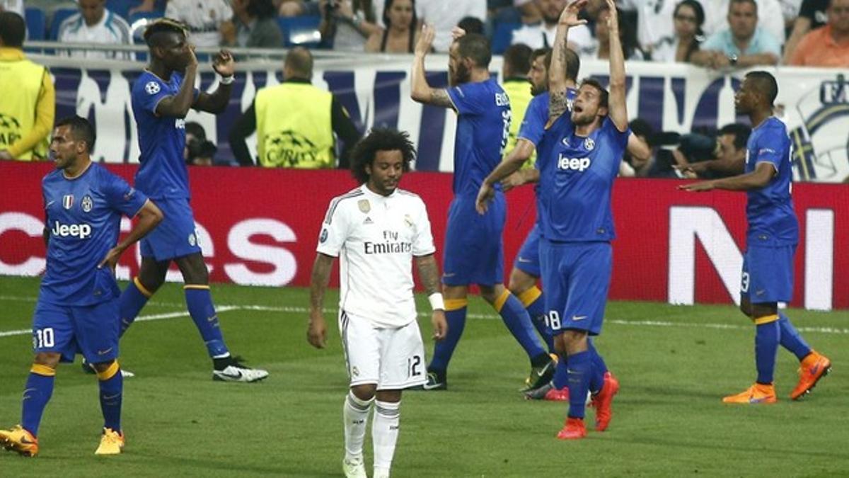 Los jugadores de la Juventus celebran el triunfo ante el madridista Marcelo.