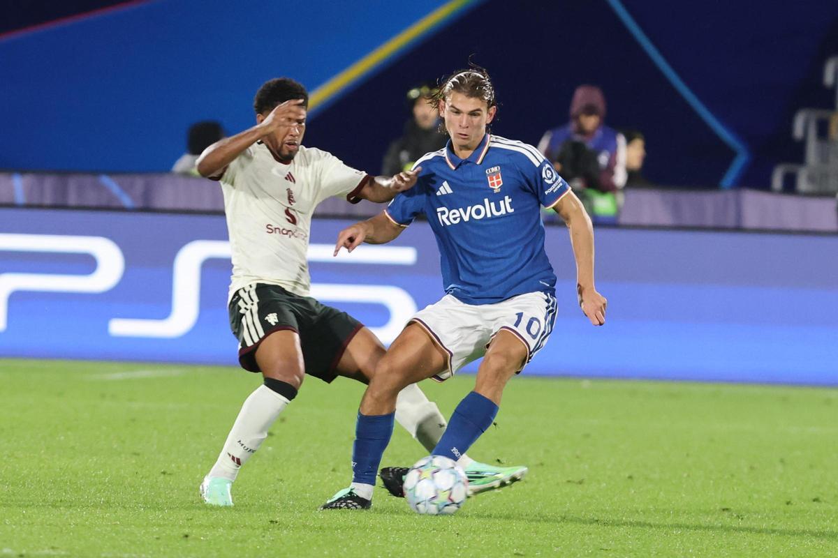 Nico paz, durante el partido de Champions League contra el Manchester United