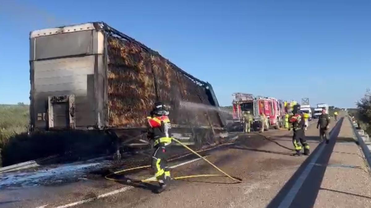 Incendio de un camión cargado de paja en la N-122