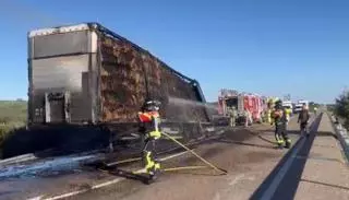 Incendio de un camión cargado de paja en la N-122