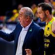 Marcelinho Huertas y Txus Vidorreta, durante un partido de Liga Endesa.