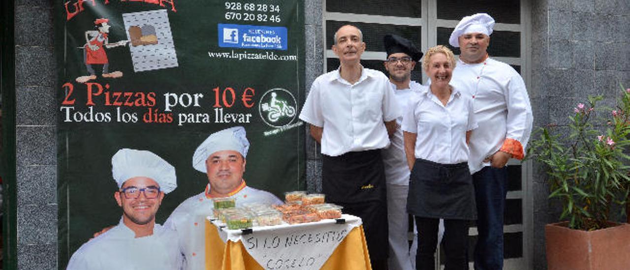 Por la derecha, Víctor Santana junto a sus empleados al lado de la mesa con las tarrinas preparadas.