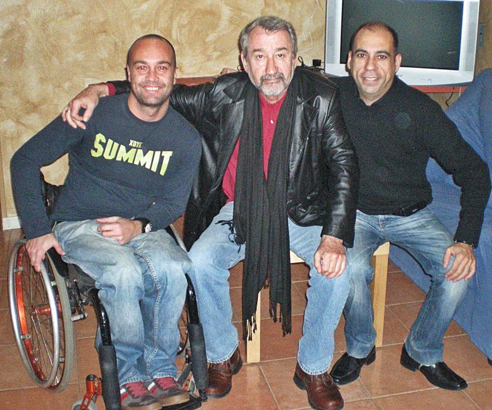  Cambas (dcha.) en Madrid con José Sacristán (centro) y su amigo Marcos Tapia, subcampeón mundial de surf para discapacitados.5. Con Dulce Pontes  y Juan K en Vilagarcía.