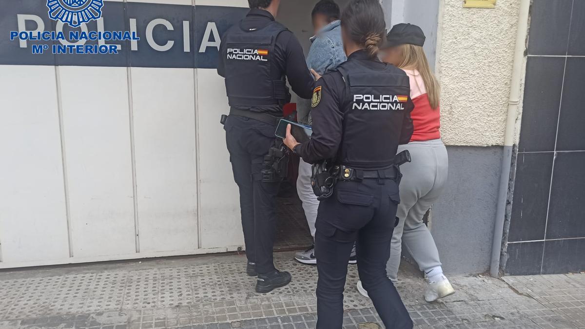 Agentes de la Policía Nacional detienen por hurto a las empleadas de hogar y al novio de una de ellas.