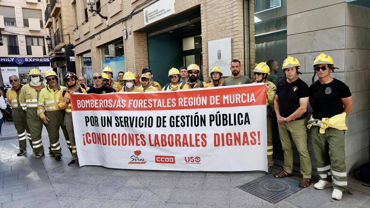 Protesta de los bomberos forestales de Orthem ante la Consejería de ...