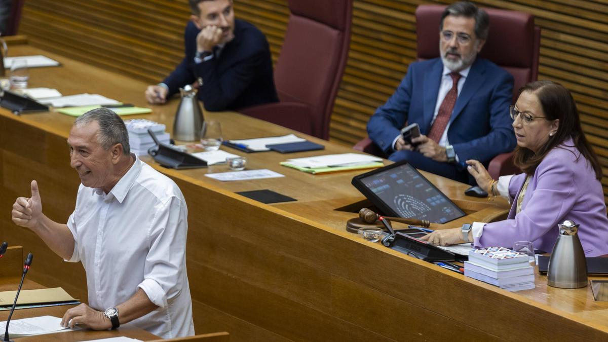 Baldoví, en les Corts, con la presidenta detrás