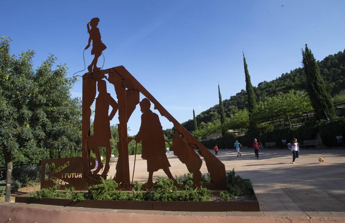 Parque de la Rodana, escultura "Passat, Present i Futur".