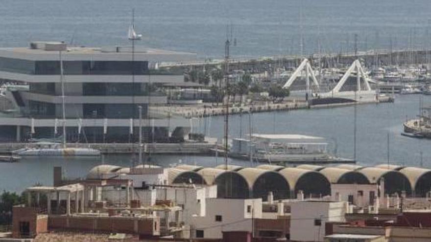 La Marina de València con el edificio Veles e Vents al fondo.