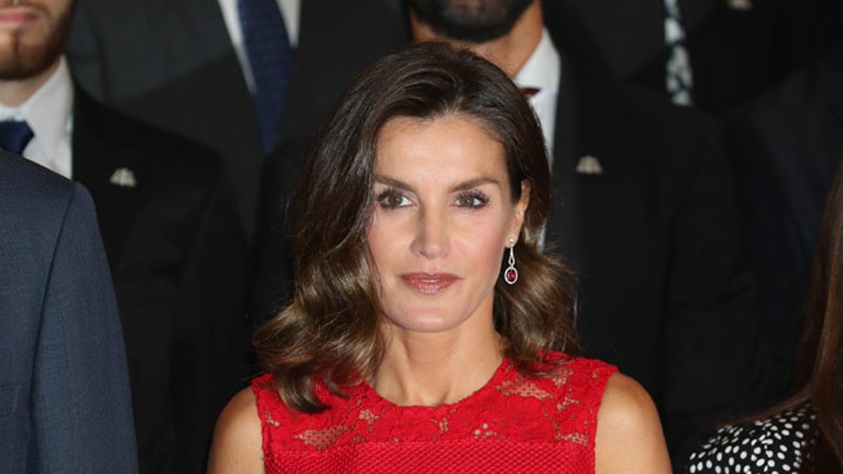 Letizia Ortiz con vestido de encaje rojo de Carolina Herrera