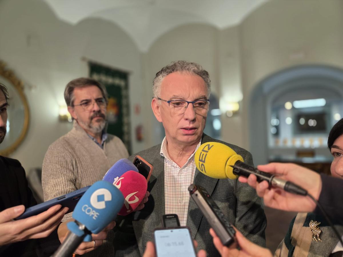 El presidente de la Comisión Gestora del PSOE de Extremadura, José Luis Quintana, atiende a los medios en Badajoz