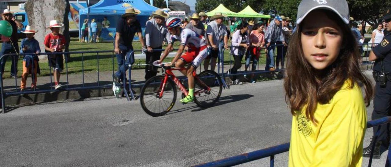 Alén Touza, en Villar de Luarca, ayer, esperando para ver a sus ídolos de la bicicleta.