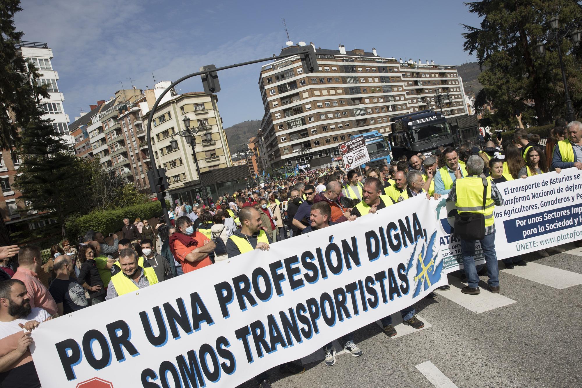 EN IMÁGENES: Los transportistas inundan las calles de Oviedo de camiones para visibilizar su protesta