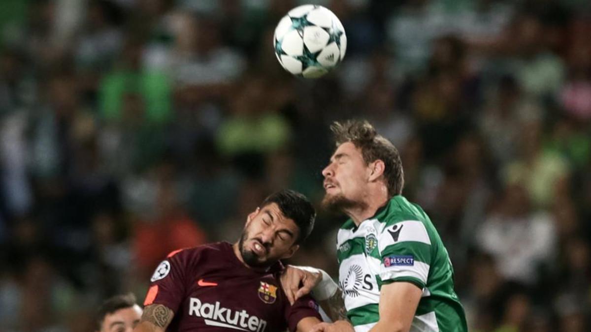 Una acción del encuentro entre el Sporting CP y el FC Barcelona