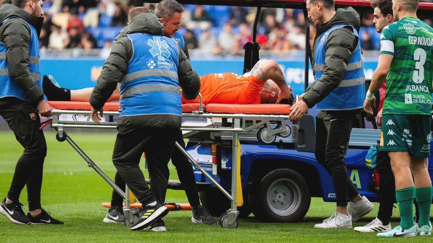 Diego García, fue retirado del campo en camilla tras lesionarse la pierna izquierda. |  // CD ARENTEIRO