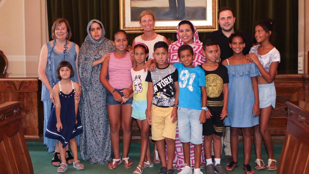 Los niños saharauis acogidos en Castellón visitan el ayuntamiento de la ciudad
