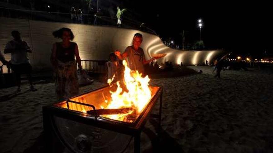 Una de las hogueras autorizadas en 2010 y 2011 por el Ayuntamiento en las playas de Benidorm.