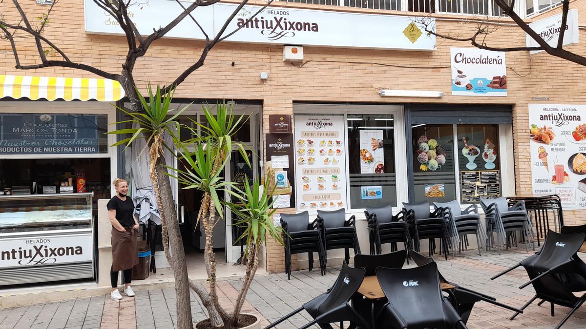 El local disfruta de dos pisos y una gran terraza en zona peatonal