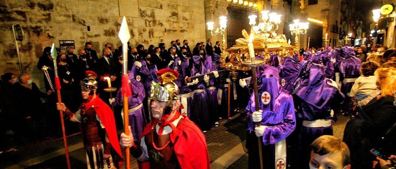 El Cristo Yacente de Ortells desfiló anoche de manera solemne, custodiado por la guardia romana de La Sang.