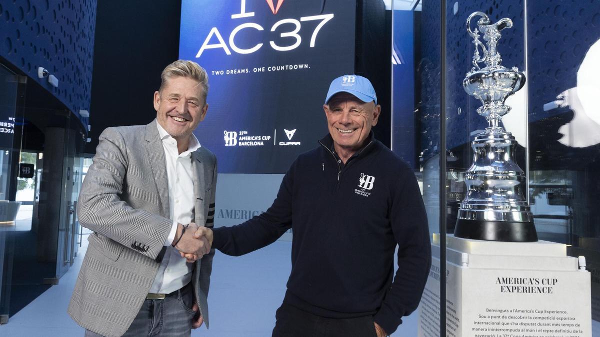 El director ejecutivo de Cupra, Wayne Griffiths (izquierda) y el de America's Cup Events, Grant Dalton, en el America's Cup Experience.