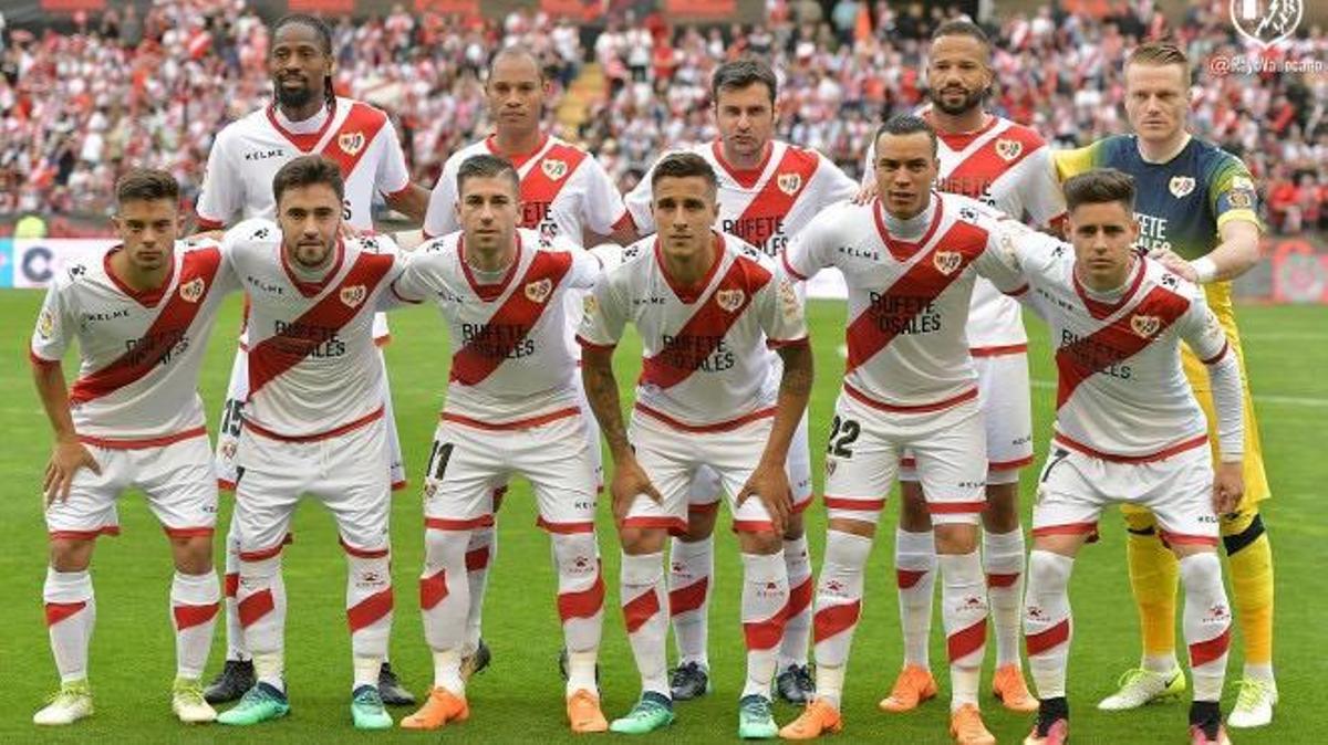 Dorado, arriba en el centro, con Bebé a su izquierda antes de un partido con el Rayo de la temporada 2018-19.