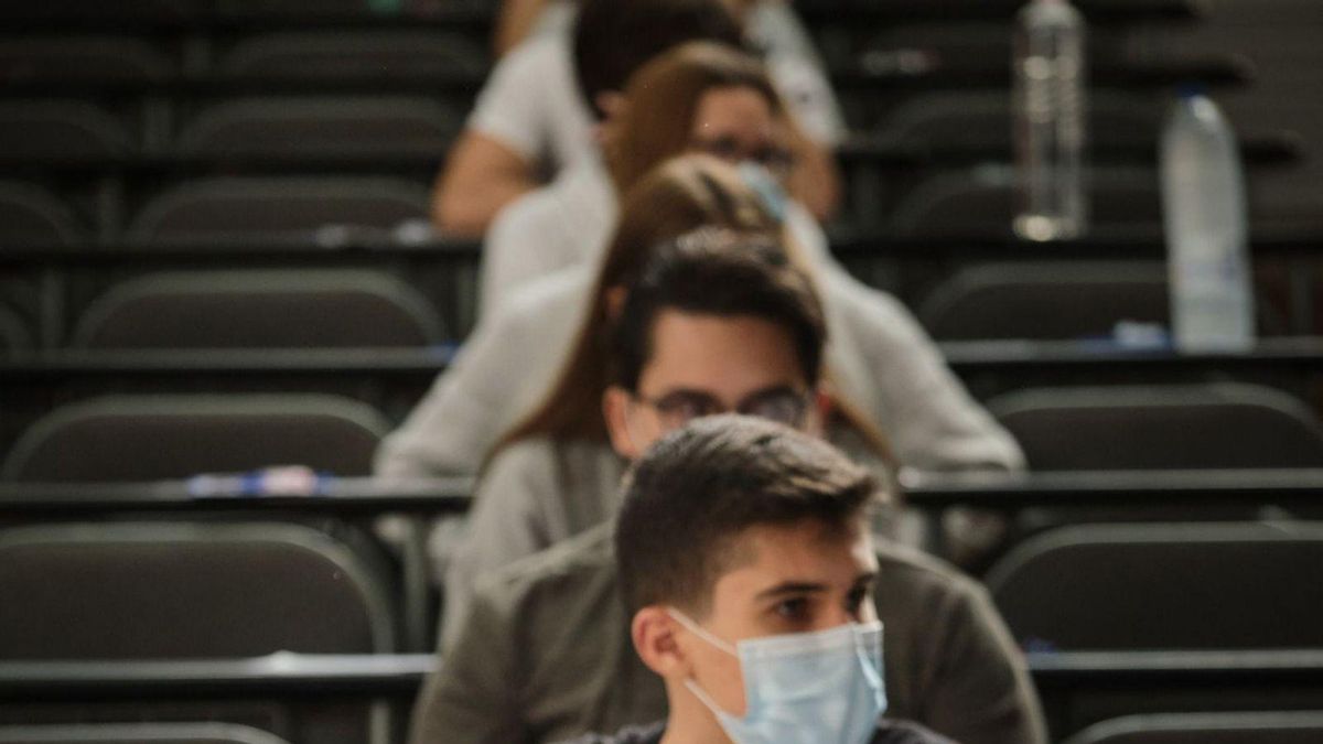 Alumnos realizan el examen de la EBAU en la Universidad de La Laguna.