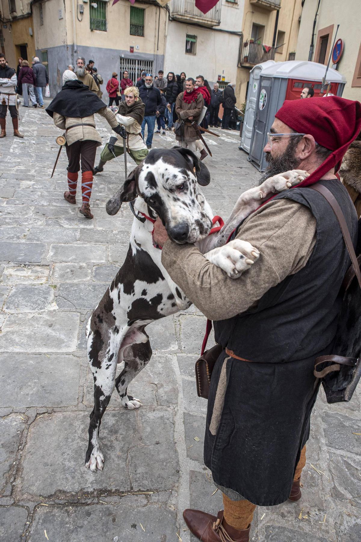 Als mercenaris de l'Aixada no els falta de res, ni tan sols el gos