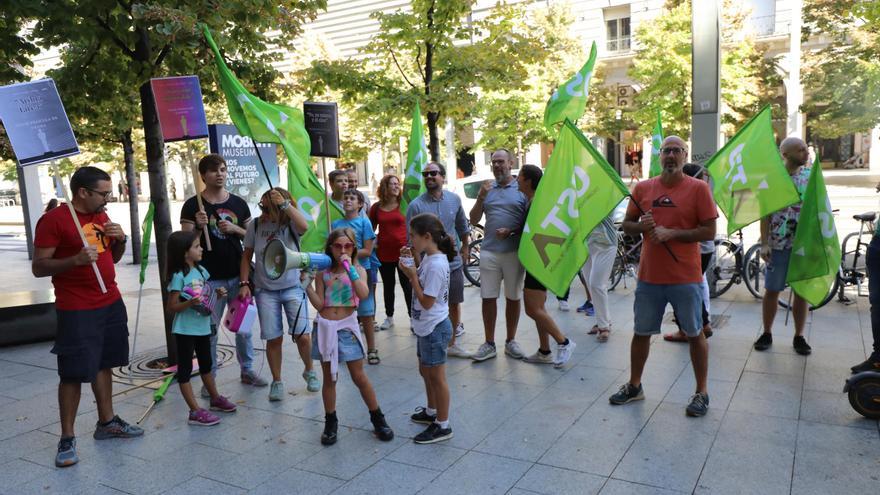 Concentración de protesta de la plantilla de los cines Palafox, Aragonia y Cervantes