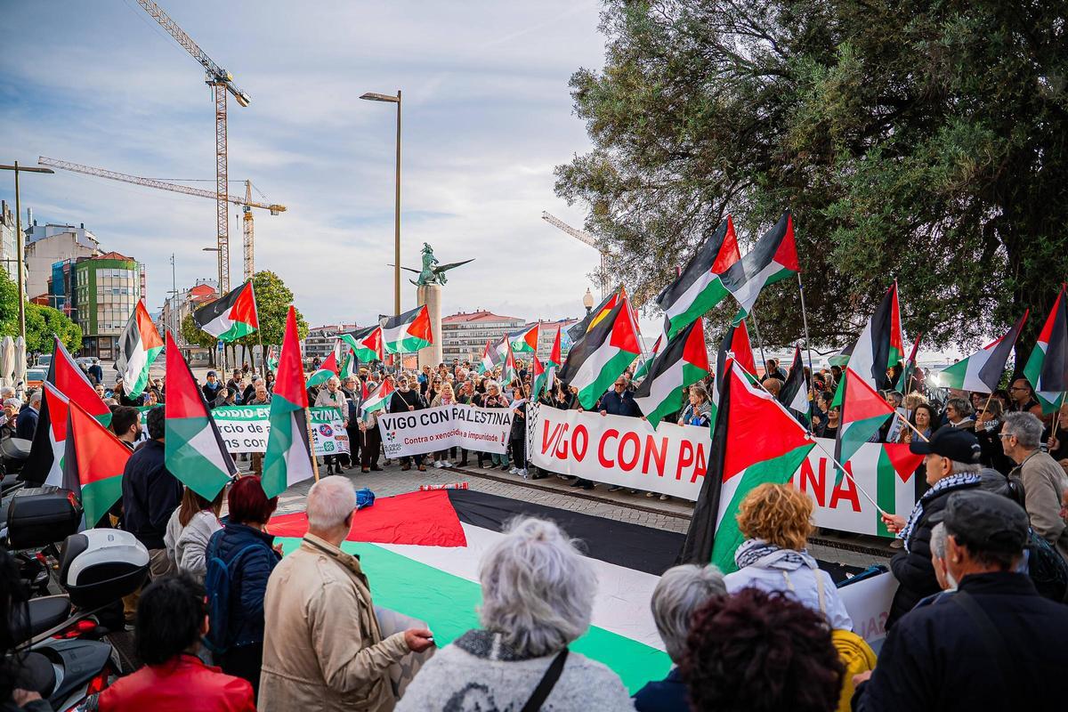 Vigo también se sumó a la movilización en apoyo a Gaza y a la Flotilla en el Paseo de Alfonso XII.