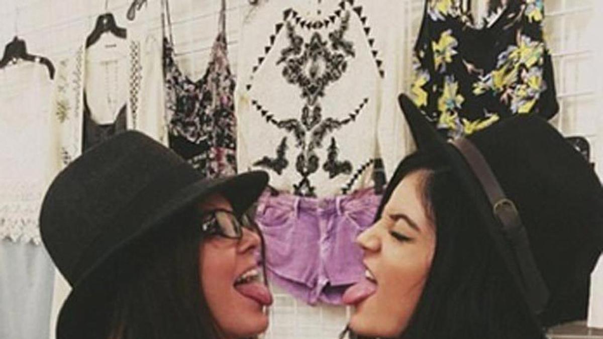 Kendall Jenner y Kylie Jenner con sombrero y la lengua fuera